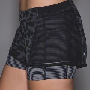 Lululemon Meshed Up Shorts With Built in Tights Sz.6 Gray/Black